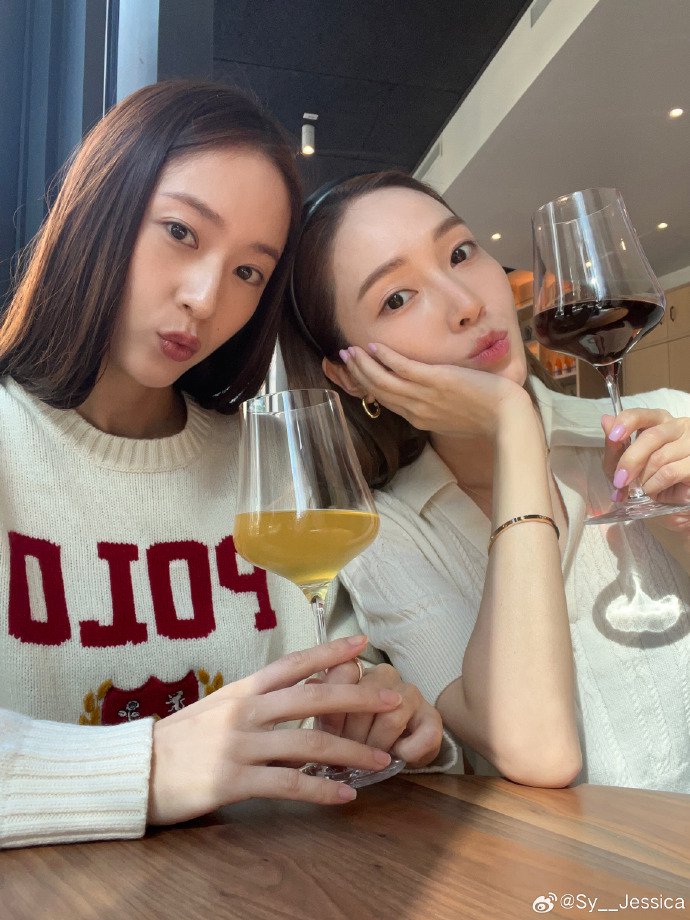 郑秀妍分享与妹妹郑秀晶合照 两人拿红酒杯贴贴好养眼