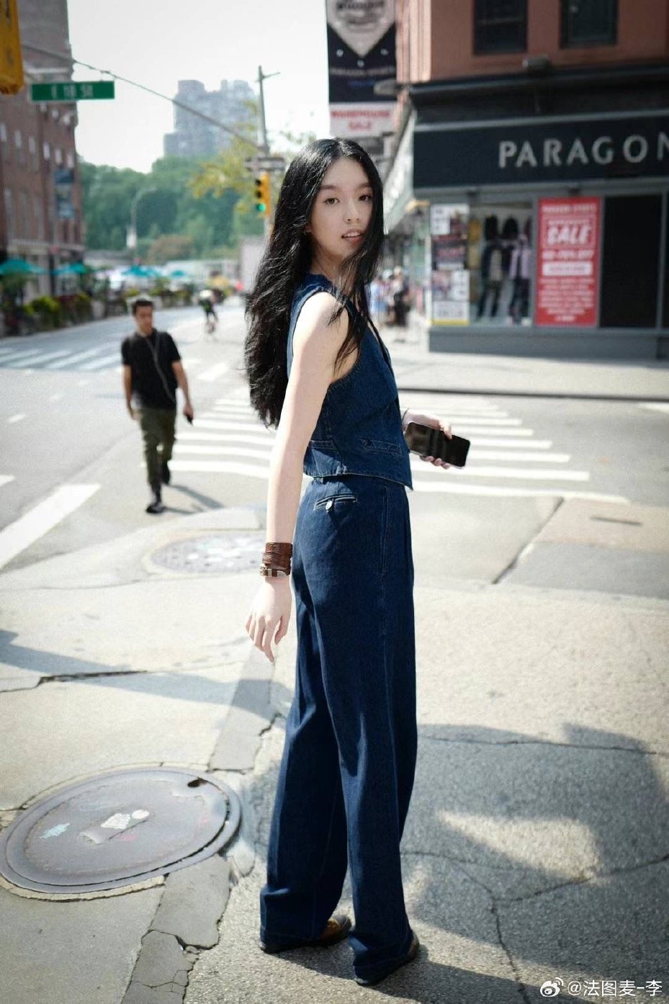 李咏女儿法图麦纽约时装周看秀 牛仔套装造型简约时尚