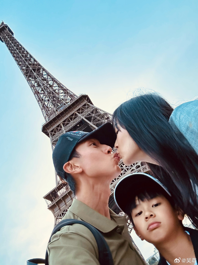 吴尊晒全家暑假巴黎游随拍 与林丽吟在埃菲尔铁塔下亲吻封面图