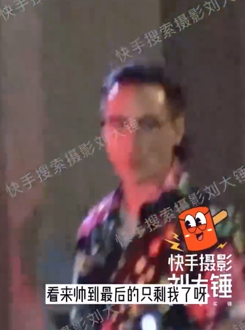 吴彦祖与好友聚餐装扮休闲 戴黑框眼镜发际线上移明显