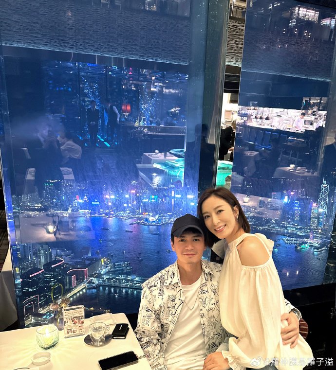 罗子溢杨茜尧晒照庆祝结婚7周年 共进烛光晚餐氛围浪漫封面图