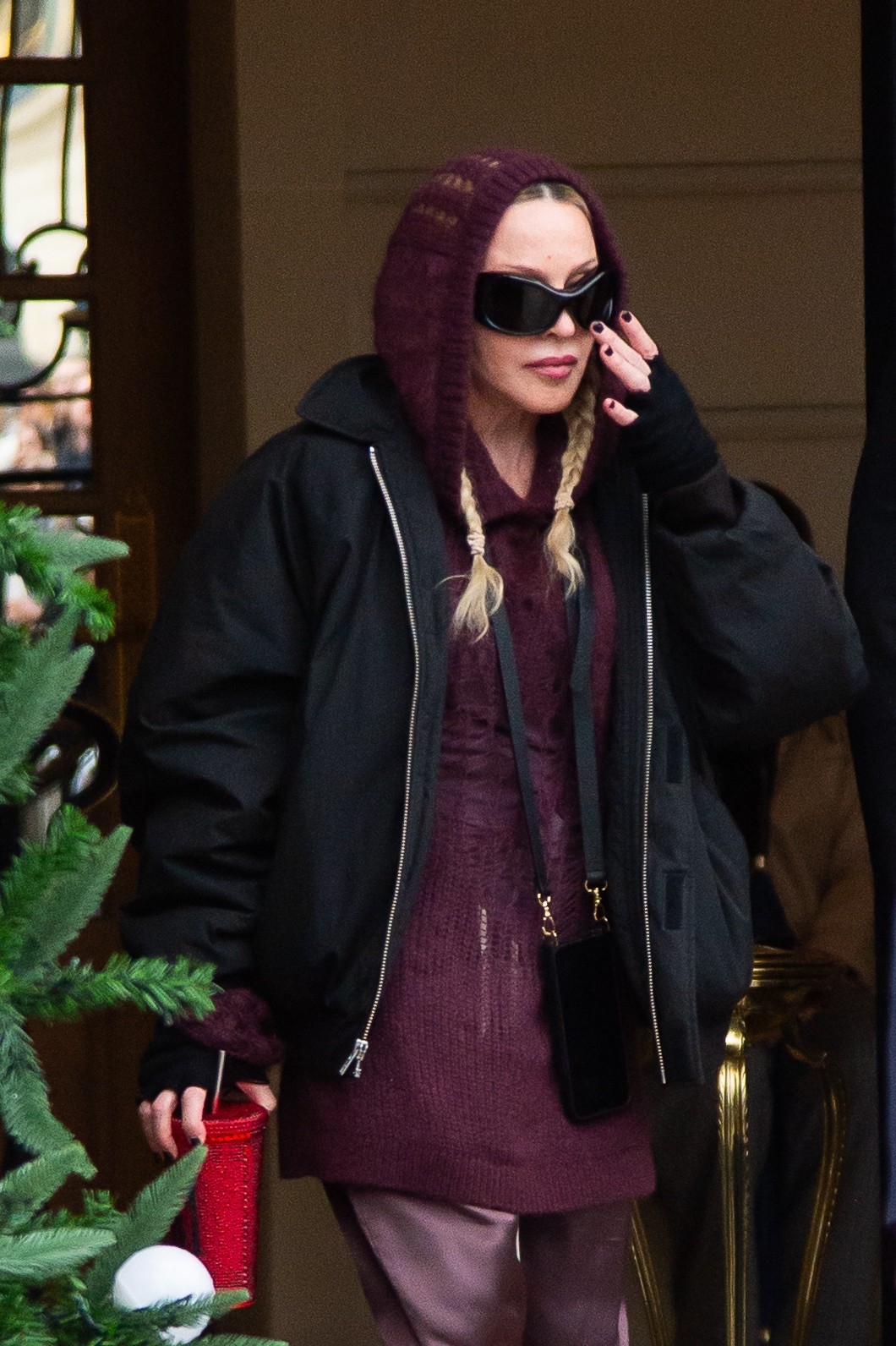 麦当娜庆典巡回演唱会期间现身巴黎街头 紫色毛衣黑色棉服气场十足