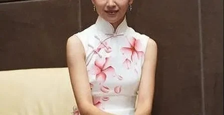 这位清纯女明星睡了亲儿子，难怪找小鲜肉当替身？封面图